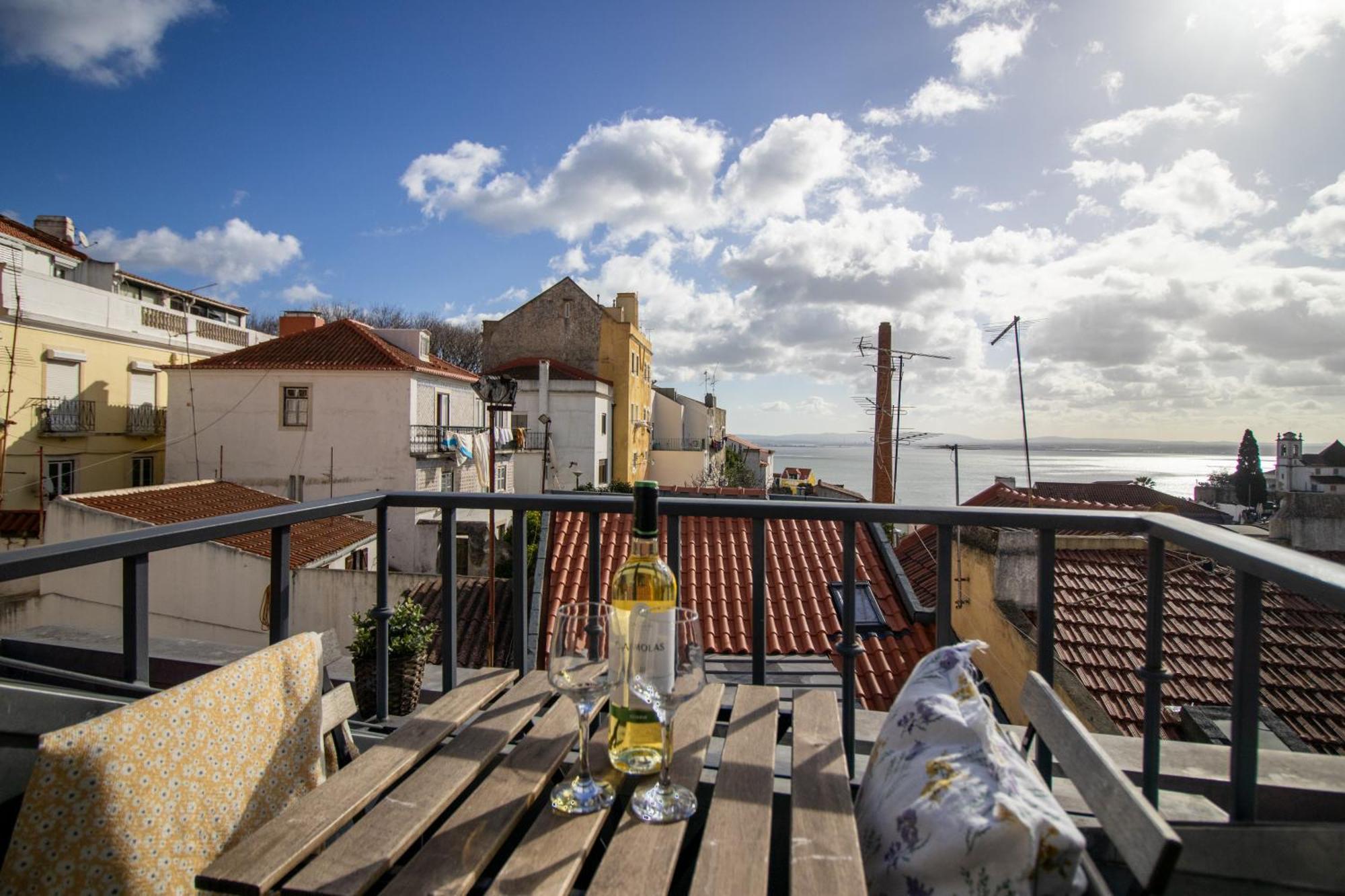 Loios Studios And Apartments Lisbon Exterior photo